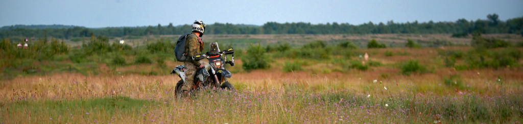 Motocyklista adwenczer na trasie RATs